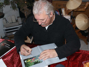 Jos Aben signeert zijn boek "De geheimen van koi ontrafeld"